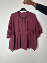 Bluse med flæse og blonde - ITJULI25